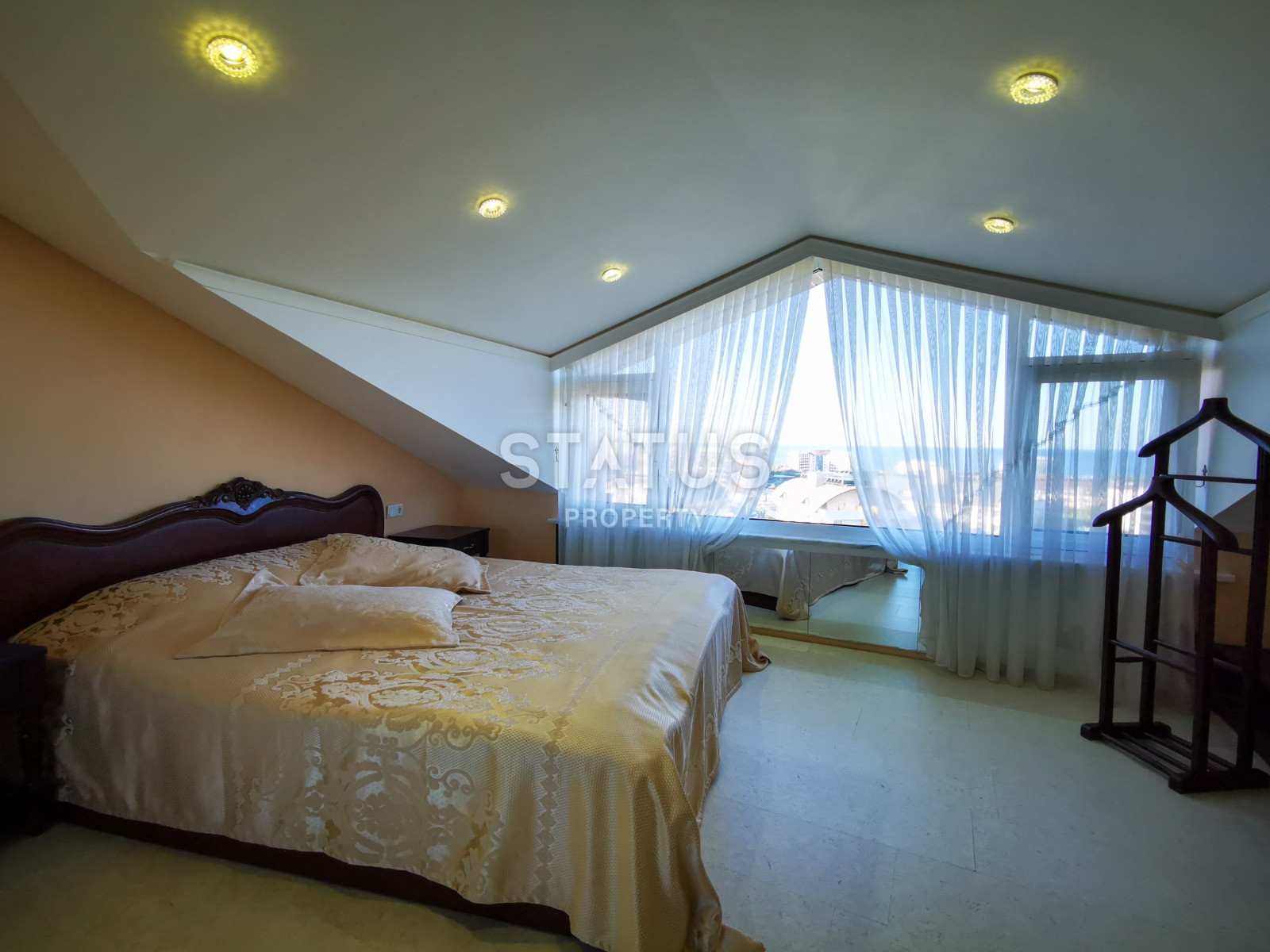 Пентхаус з шикарним видом на море в елітному комплексі вілл