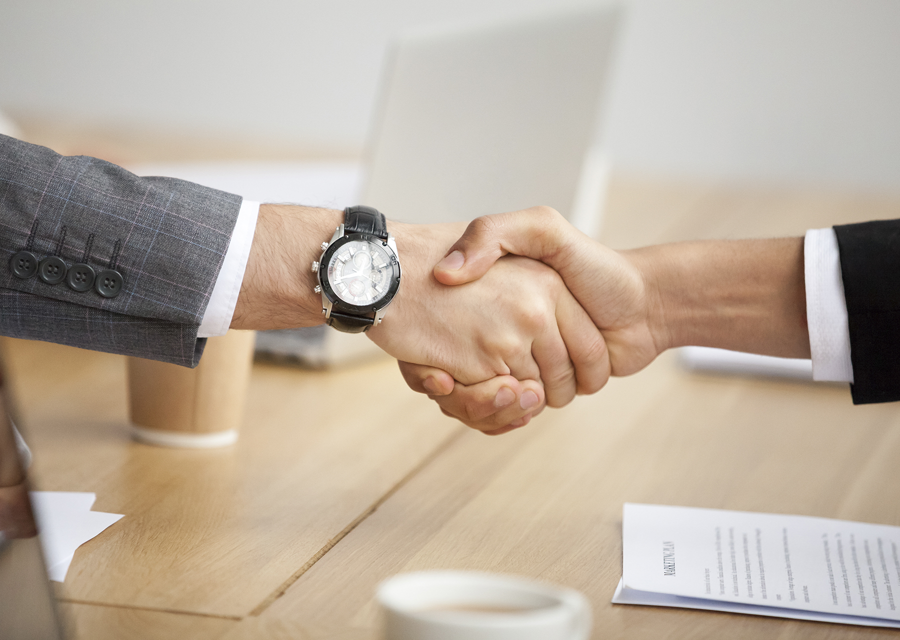 сто людей працює, щоб ваші об'єкти продавалися